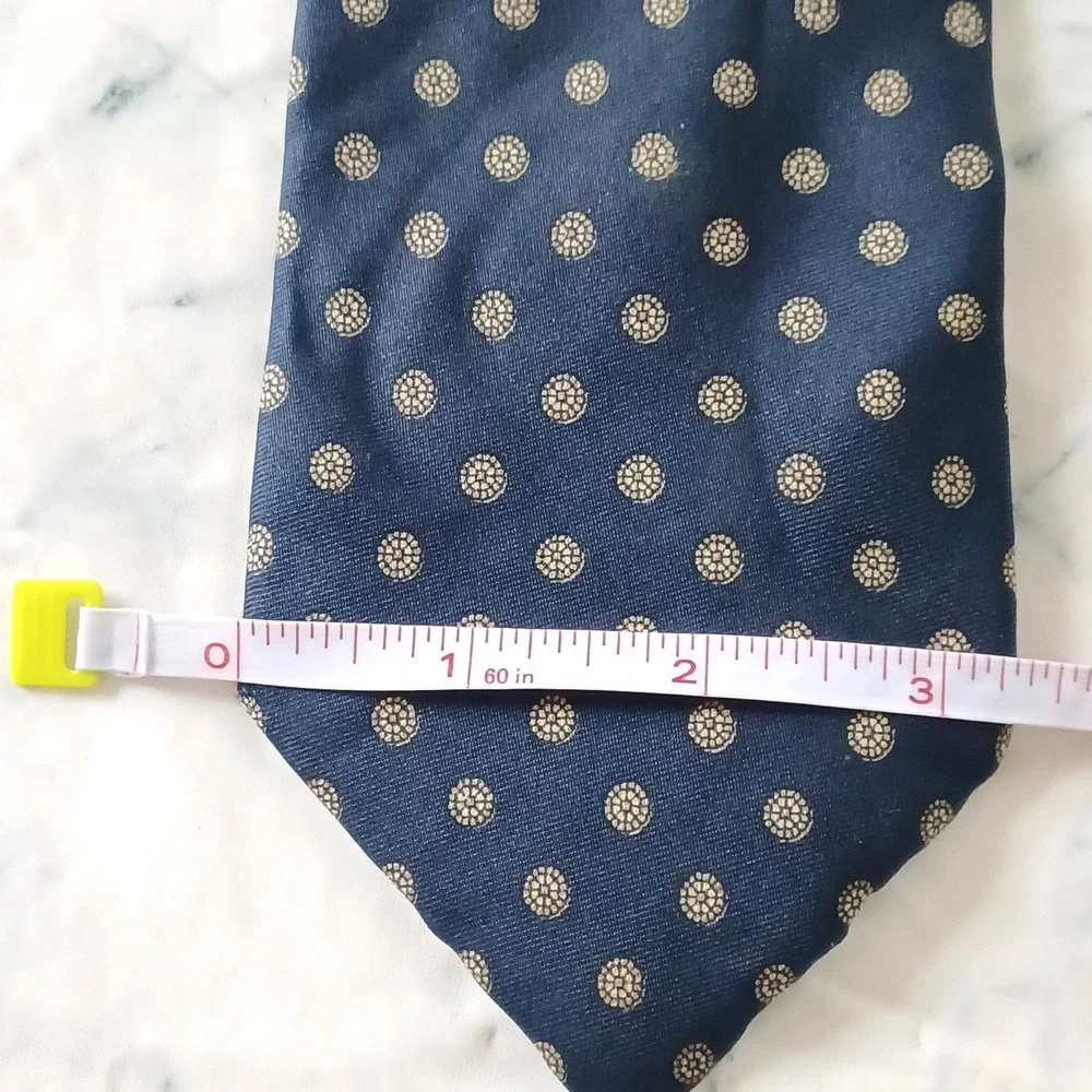 Van Heusen features flaws italian